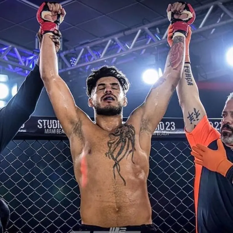 Kevem comemora a vitória de braços erguidos no cage