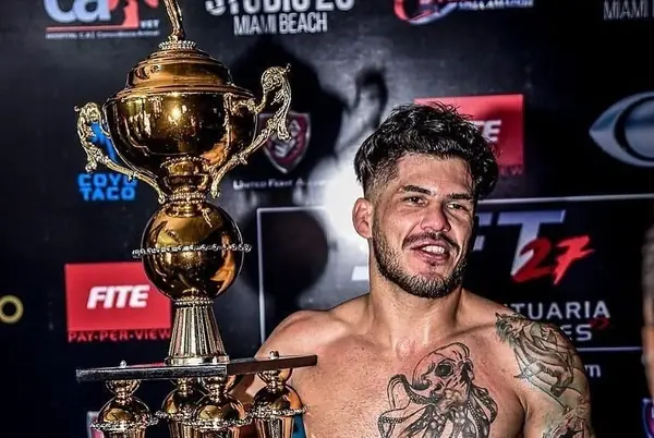 Kevem com o troféu do SFT 27