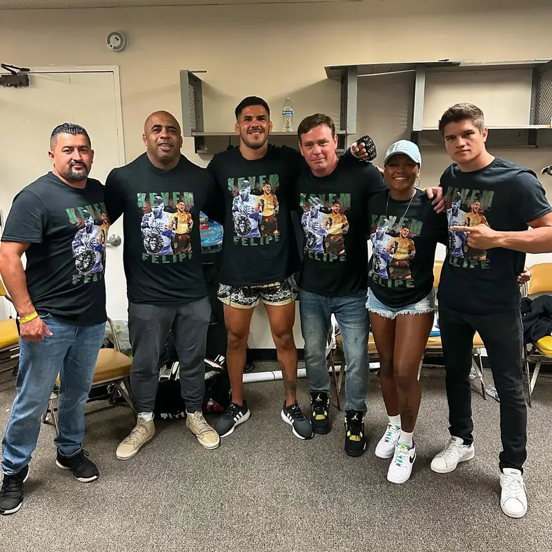 Kevem com a equipe e os amigos no vestiário, depois da luta