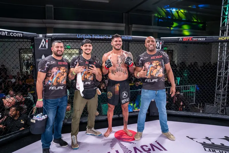 Kevem com a equipe no cage do A1 Combat, depois da vitória
