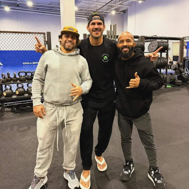 Kevem entre Urijah Faber e Demetrious Johnson, na academia, durante a semana de treinos