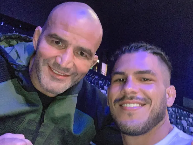 Kevem com Glover Teixeira na arena, antes da luta pelo título