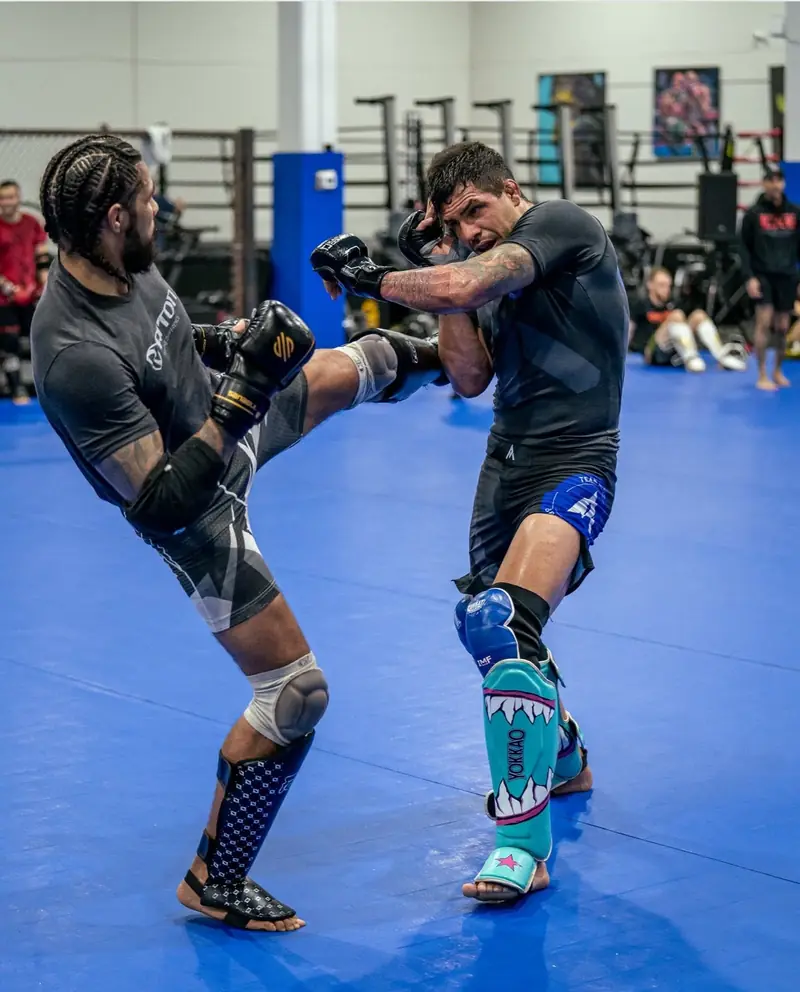 Kevem sparring, blocking a kick