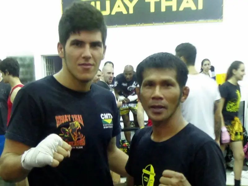 Kevem ao lado de Kru Manop, os dois de guarda, no curso de muay thai