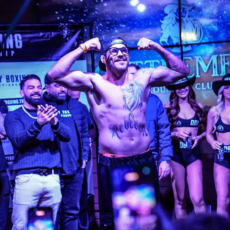 Kevem at the weigh-in, flexing