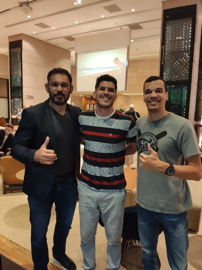 Kevem entre Rodrigo Minotauro Nogueira e outro embaixador do UFC, no saguão do hotel