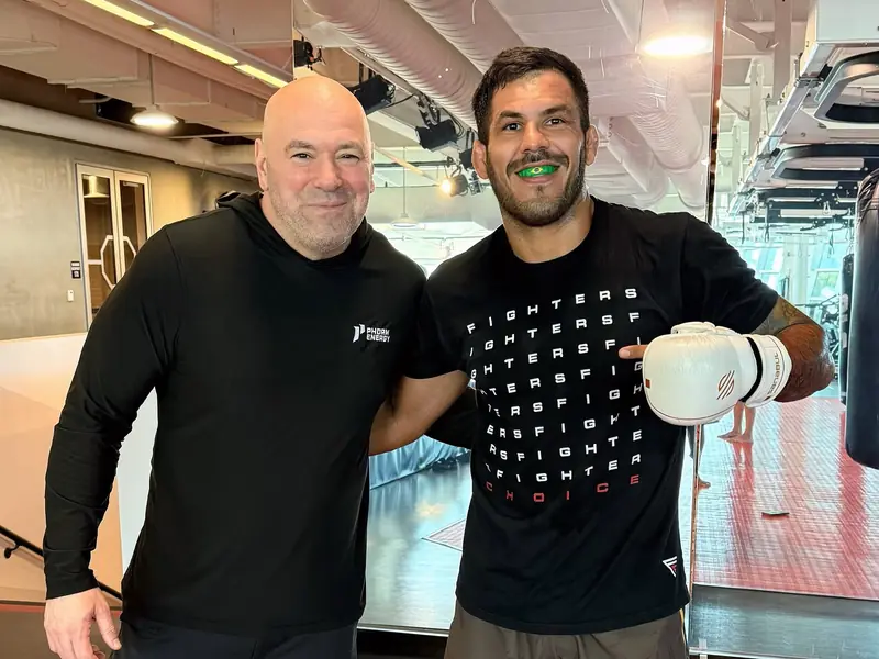 Kevem com Dana White no Instituto de Performance do UFC, em Las Vegas