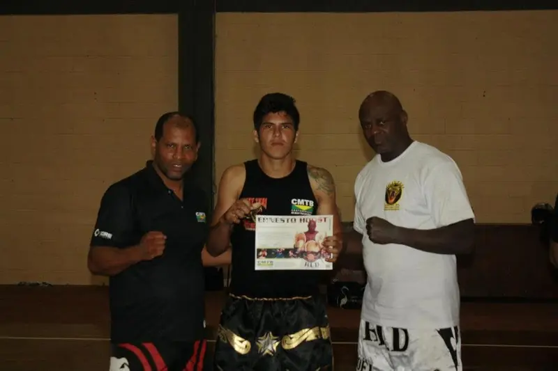 Kevem segura o certificado do curso ao lado de Ernesto Hoost