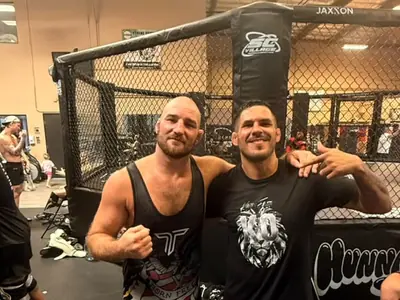 Kevem com Sean Strickland ao lado do cage, na academia em Las Vegas